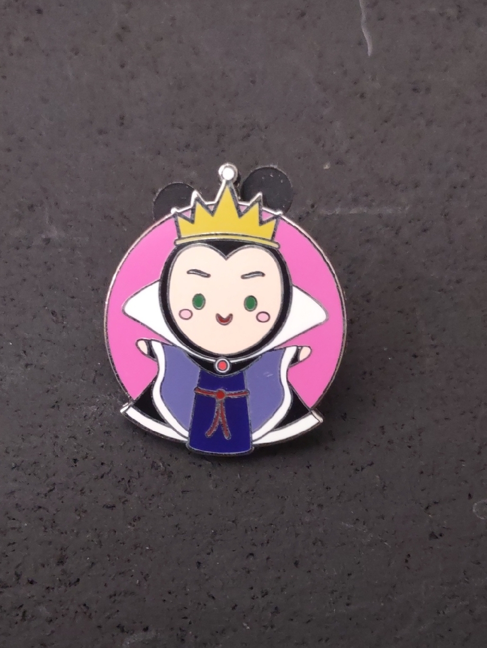 New Never Attached To PIN BOARD   World Of Evil Mystery Pin (EVIL QUEEN) 1 inch